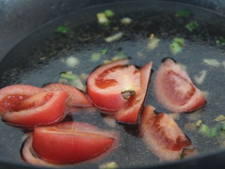 鸡蛋西红柿菠菜汤,加入西红柿