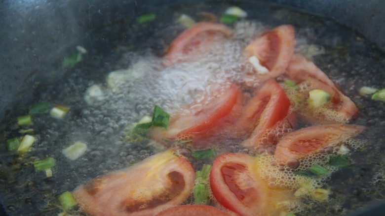 鸡蛋西红柿菠菜汤,烧开
