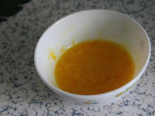 鸡蛋西红柿菠菜汤,鸡蛋打散搅匀