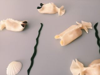 金鱼蒸饺(酸菜油脂拉馅),最后用海带剪出曲线形，放上几个贝壳海螺装饰一下。