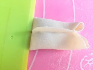 金鱼蒸饺(酸菜油脂拉馅),左侧总刮板按压，也可以用右手的外侧按压。要按压紧，不然馅容易溢出。