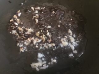 金鱼蒸饺(酸菜油脂拉馅),炒锅置火上，倒入油，放入姜末蒜末，炒香豆豉。