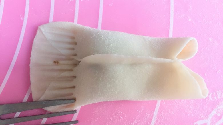 金鱼蒸饺(酸菜油脂拉馅),用刮板活着叉子按压左侧，作为鱼的尾巴。