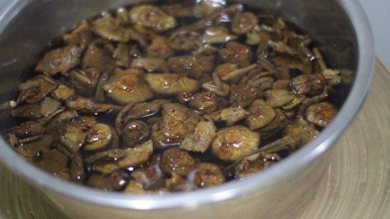 山蘑炒土豆 私房秘籍,山蘑提前泡好，赶时间就用开水泡，用泡蘑菇的时间准备配菜。
