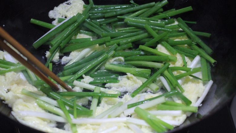 山蘑炒土豆 私房秘籍,鸡蛋快速用筷子打散放香葱，筷子这时候比铲子好用。