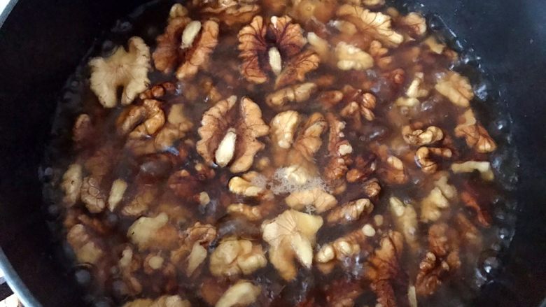 蜂蜜琥珀核桃仁——松脆又补脑,水沸腾后煮两分钟去除核桃的苦涩