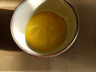 菠菜鸡蛋汤,打散后的鸡蛋。