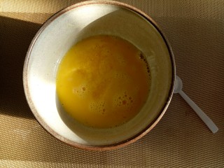 菠菜鸡蛋汤,放入适量盐。充分搅拌。