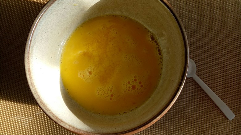 菠菜鸡蛋汤,放入适量盐。充分搅拌。