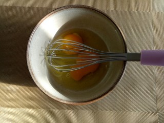 菠菜鸡蛋汤,鸡蛋打入碗中，用打蛋器打散。