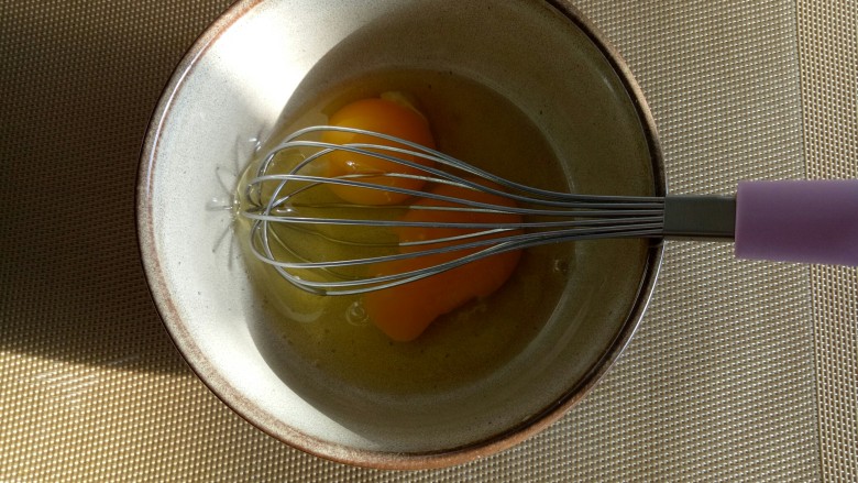 菠菜鸡蛋汤,<a style='color:red;display:inline-block;' href='/shicai/ 9'>鸡蛋</a>打入碗中，用打蛋器打散。