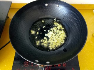 菠菜鸡蛋汤,油温升到7分，放入葱花，翻炒。