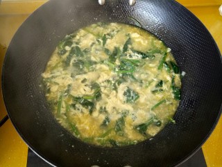 菠菜鸡蛋汤,放入泡好的水淀粉。搅拌一下。