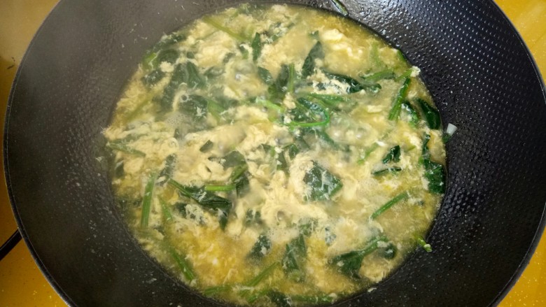 菠菜鸡蛋汤,放入泡好的水淀粉。搅拌一下。
