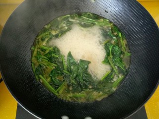菠菜鸡蛋汤,锅中水沸腾时，放入打好的蛋液。