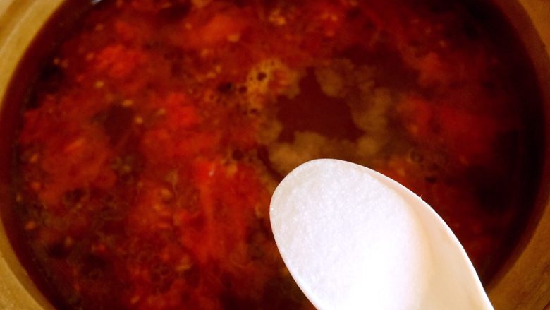 西红柿牛腩汤,放盐调味。