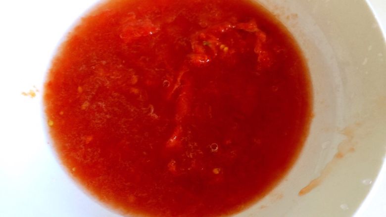 西红柿牛腩汤,用手将西红柿捏碎。