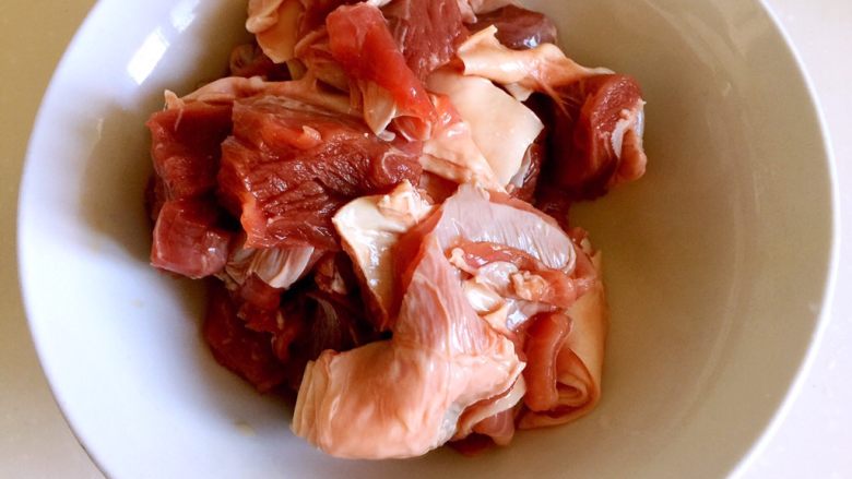 西红柿牛腩汤,切3厘米见方的小块。