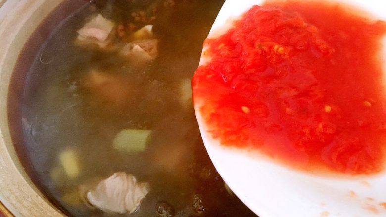 西红柿牛腩汤,牛腩炖一小时后倒入西红柿汁，汤汁再次烧开即可。