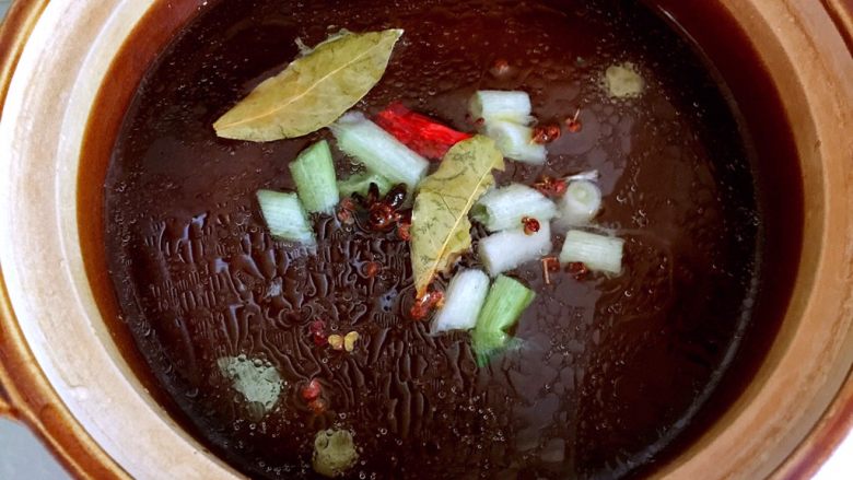 西红柿牛腩汤,倒入砂锅中。