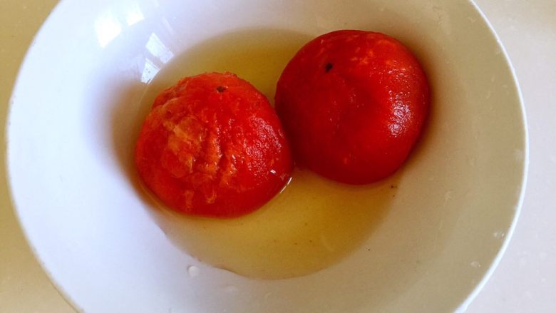 西红柿牛腩汤,西红柿去皮。