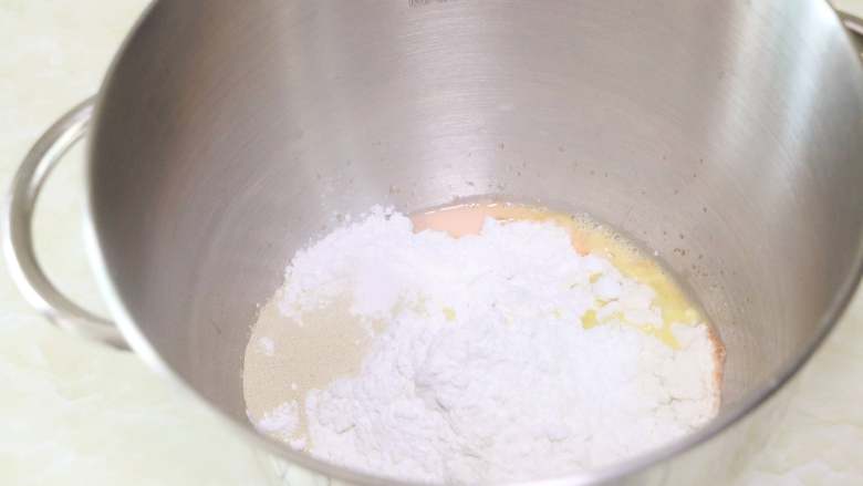 麻糍蜜豆萝卜餐包,把主面团中除黄油以外的食材按照底层液体、中层粉类、上层干酵母的顺序全部放入厨师机桶里