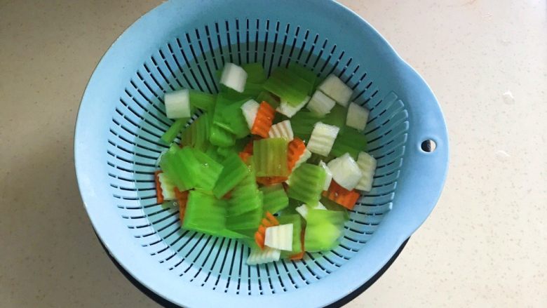 双脆时蔬,这个步骤最关键：焯好的食材倒进沥水篮沥干水分再泡进冷水里