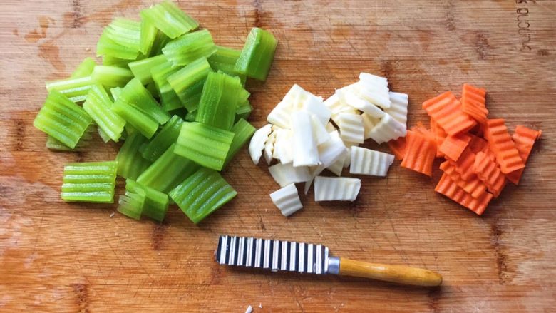 双脆时蔬,用雕刻刀切成花刀，没有就切成薄片