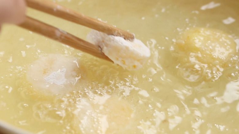 脆皮日本豆腐,锅中加多些油，烧至六七成热，放入日本豆腐油炸，直至表面金黄表皮脆硬，捞出沥油备用。