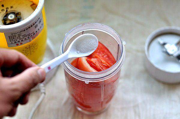 自制番茄酱,把西红柿块放入料理机搅拌杯，洒入少许精盐调味。