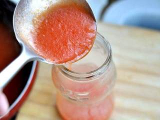 自制番茄酱,倒入干净的容器里密封冷藏。