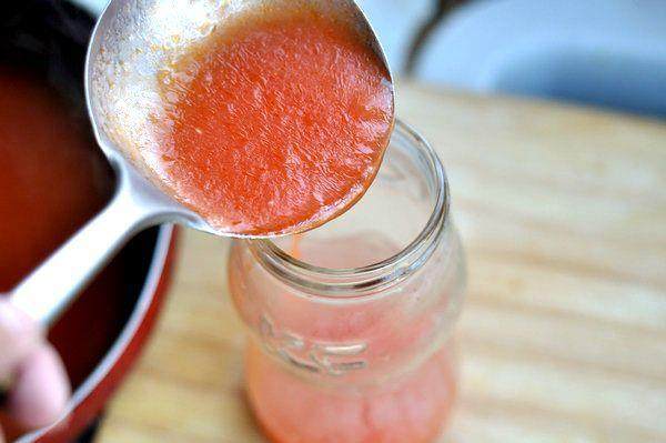 自制番茄酱,倒入干净的容器里密封冷藏。