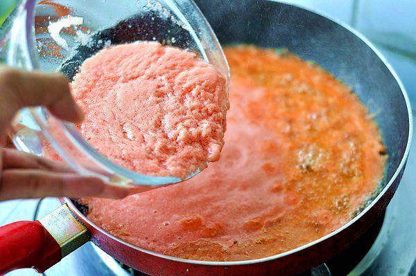 自制番茄酱,锅里倒入植物油，油热后倒入西红柿酱汁一同加热。