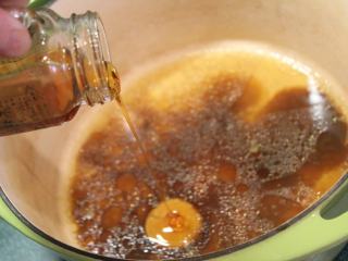 免炸京都排骨,淋上1大匙蜂蜜加入1大匙冰糖 。