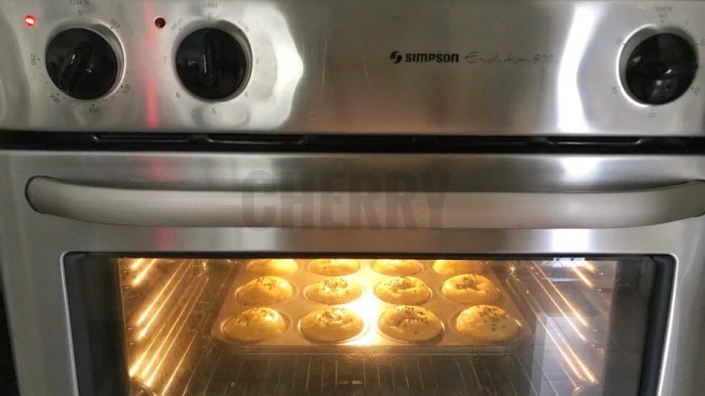 #家有烤箱#黑芝麻豆沙面包,送人预热好的烤箱里，160度烤13分钟，面包上色之后，就可以了（烤箱温度和时间看各家的烤箱脾性而定）。