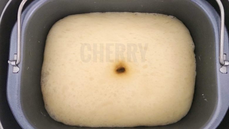#家有烤箱#黑芝麻豆沙面包,当面团比原先大1、5-2倍大时用手指蘸上面粉，在中间戳下不反弹就可以操作下一步了。