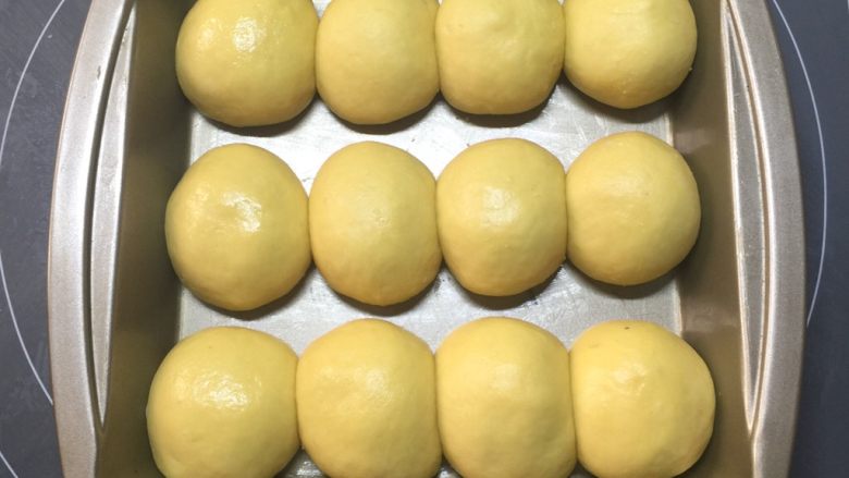 南瓜小米猫咪面包,烤箱放入一碗热水，启动发酵模式40分钟。