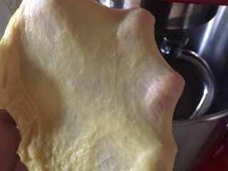 南瓜小米猫咪面包,加入黄油，揉至完全阶段。