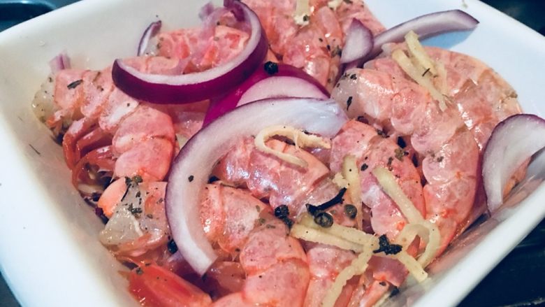 盐烤阿根廷大虾,腌制过的虾，排列整齐。撒上姜丝，继续腌制15分钟。