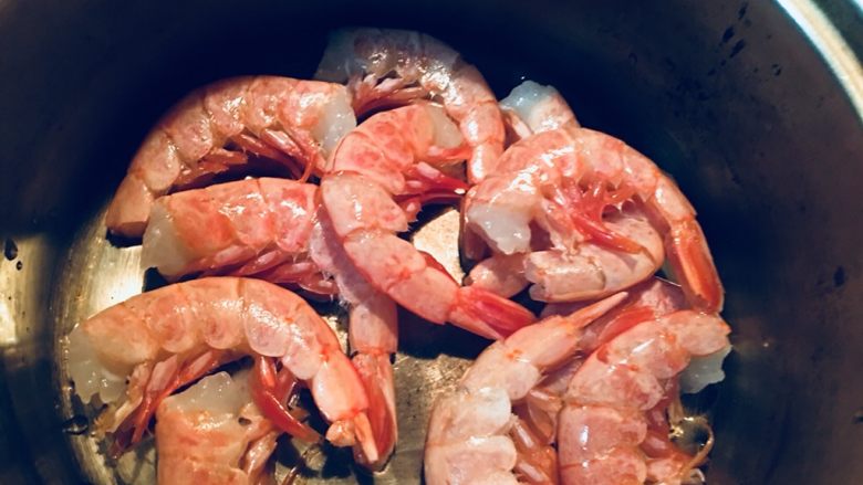 盐烤阿根廷大虾,放入小锅拌料。
