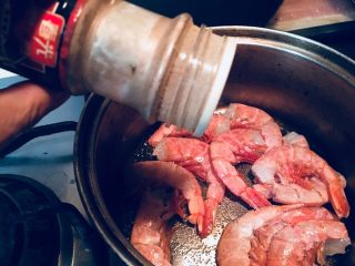 盐烤阿根廷大虾,倒点胡椒粉。