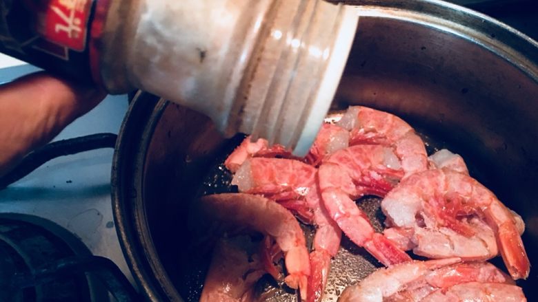 盐烤阿根廷大虾,倒点胡椒粉。