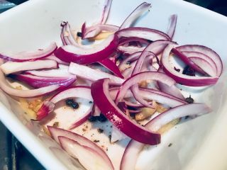 盐烤阿根廷大虾,把洋葱铺在烤碗底部。