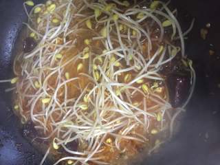 水煮牛肉,红汤烧开5分钟后，将豆芽菜在红汤中烫熟。