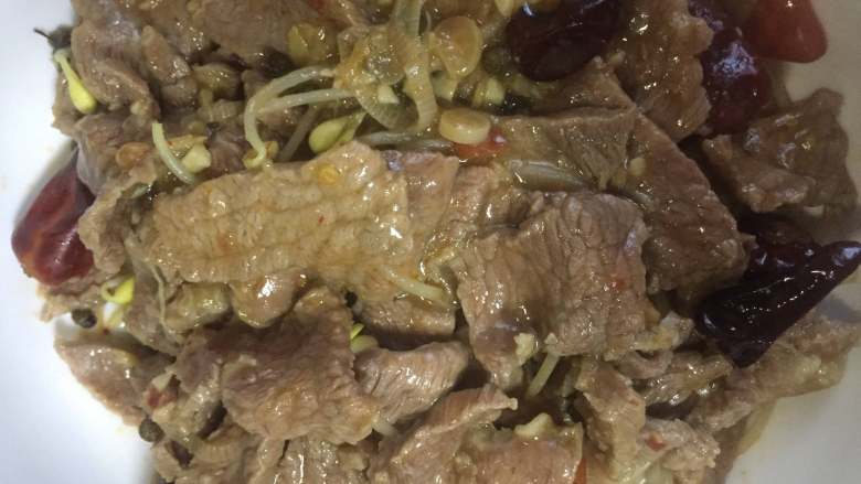 水煮牛肉,将烫好的牛肉捞出放入碗中，盖住豆芽。