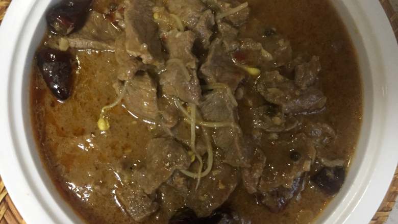 水煮牛肉,然后将锅中的汤汁用勺子浇在牛肉上，要露出部分牛肉。