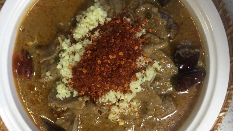 水煮牛肉,在牛肉上面 放蒜泥+辣椒粉。