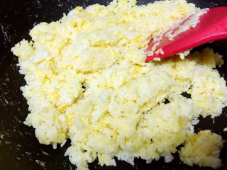 腊肠粒黄金炒饭,稍煎5秒迅速翻炒均匀，让每一粒米饭都沾上鸡蛋液