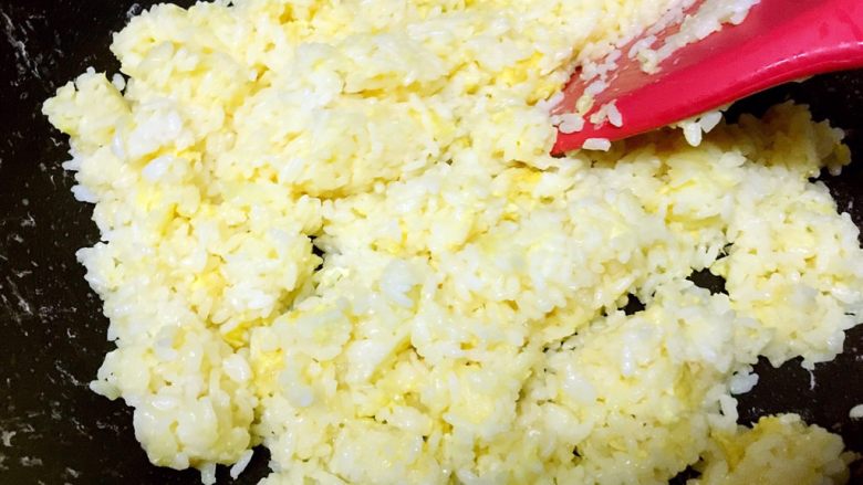 腊肠粒黄金炒饭,稍煎5秒迅速翻炒均匀，让每一粒米饭都沾上鸡蛋液