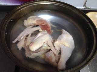 黄芪红枣土鸡汤,鸡肉冷水入锅烧开，同时汤煲加水烧开